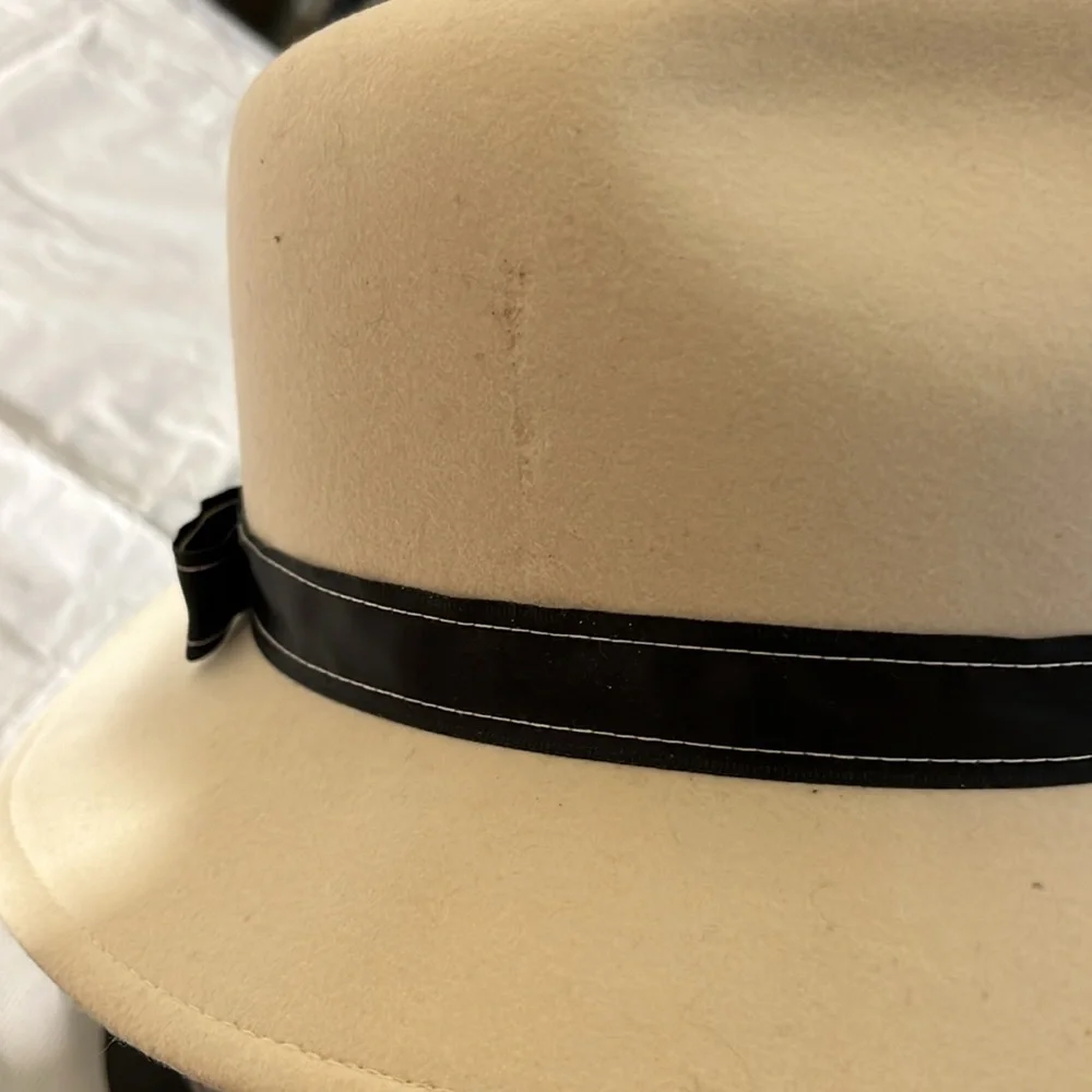 COUNTER-FIT ivory felt fedora with very dark navy or black ribbon one size